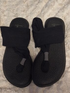 Sanuk Black Fabric Wrap Toe Sandals